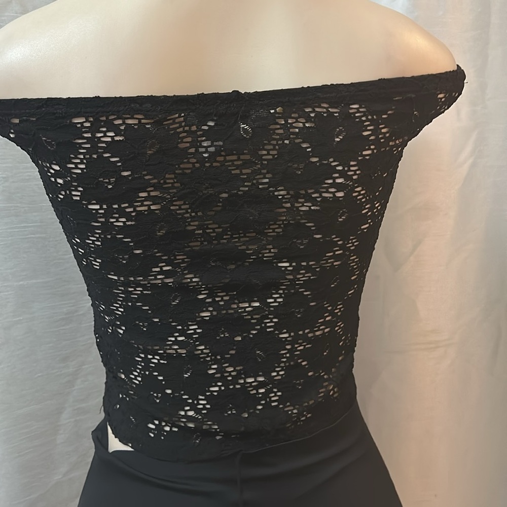 Yabes Black lace Medium Sleeveless Top with Bow across the front - Picture 2 of 2